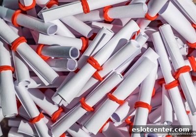 电子游艺场所中卡牌博弈对个人财务决策的塑造与启示