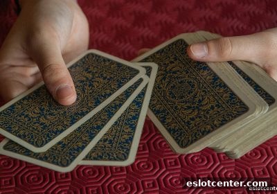 电子游艺场所中起手牌决策的基石作用：从随机到秩序