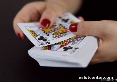 电子游艺场所内掼蛋心理战术：读牌、误导与终极博弈指南